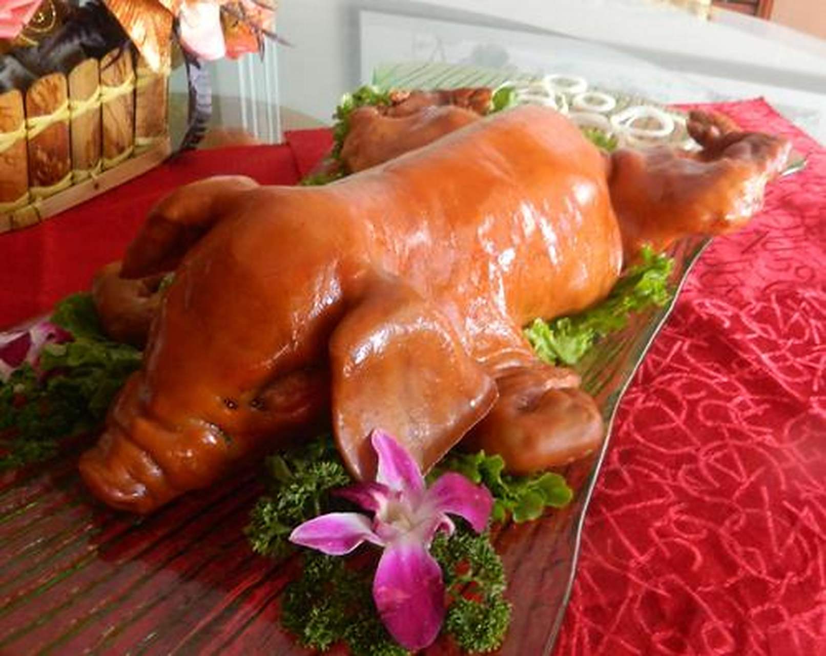 美食教程# 烤乳猪:最后一道粤菜就是烤乳猪,这道菜一般都会出现在