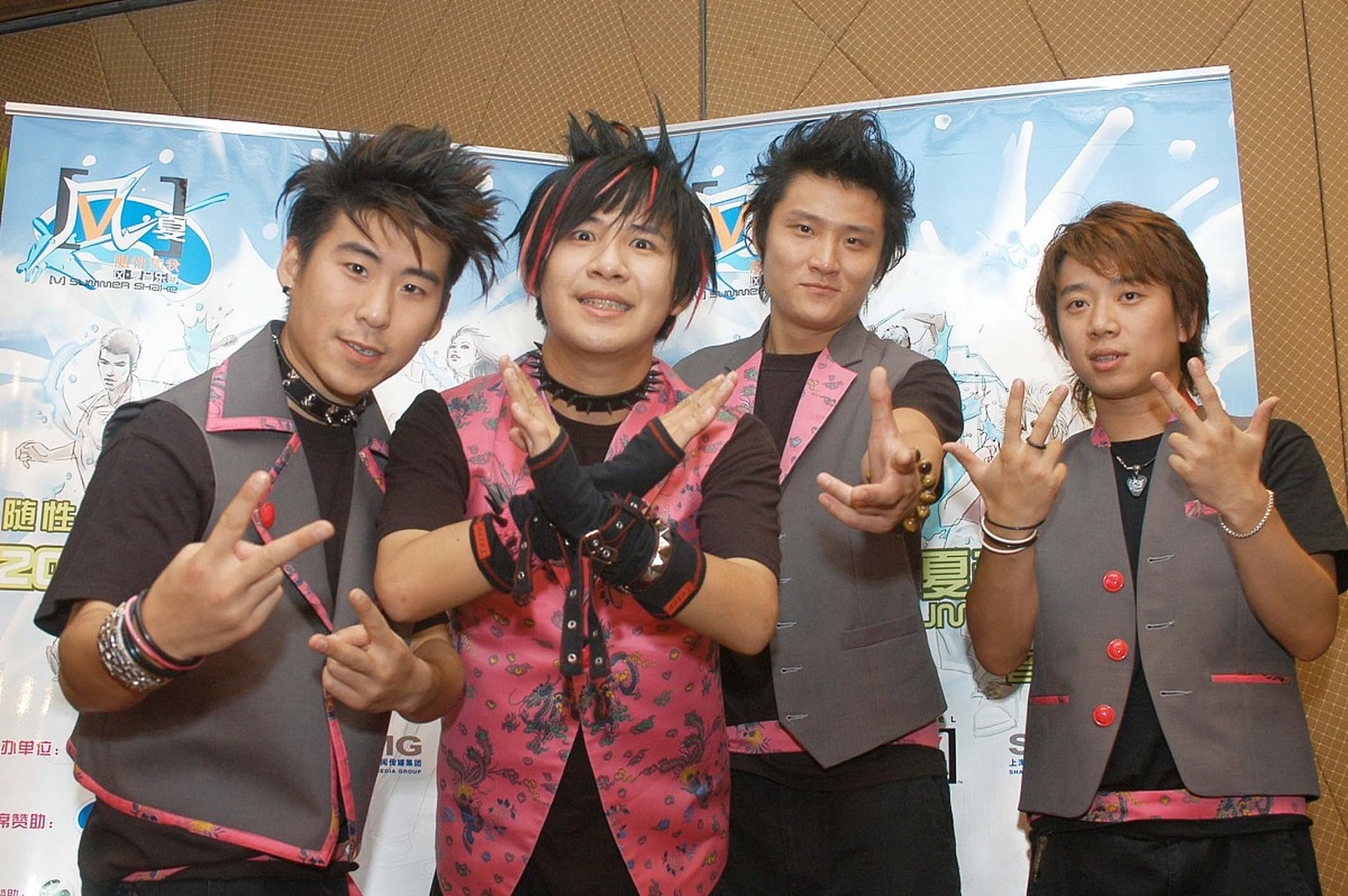 今天,我要和大家分享一个我最爱的音乐宝藏——花儿乐队的《我的果汁