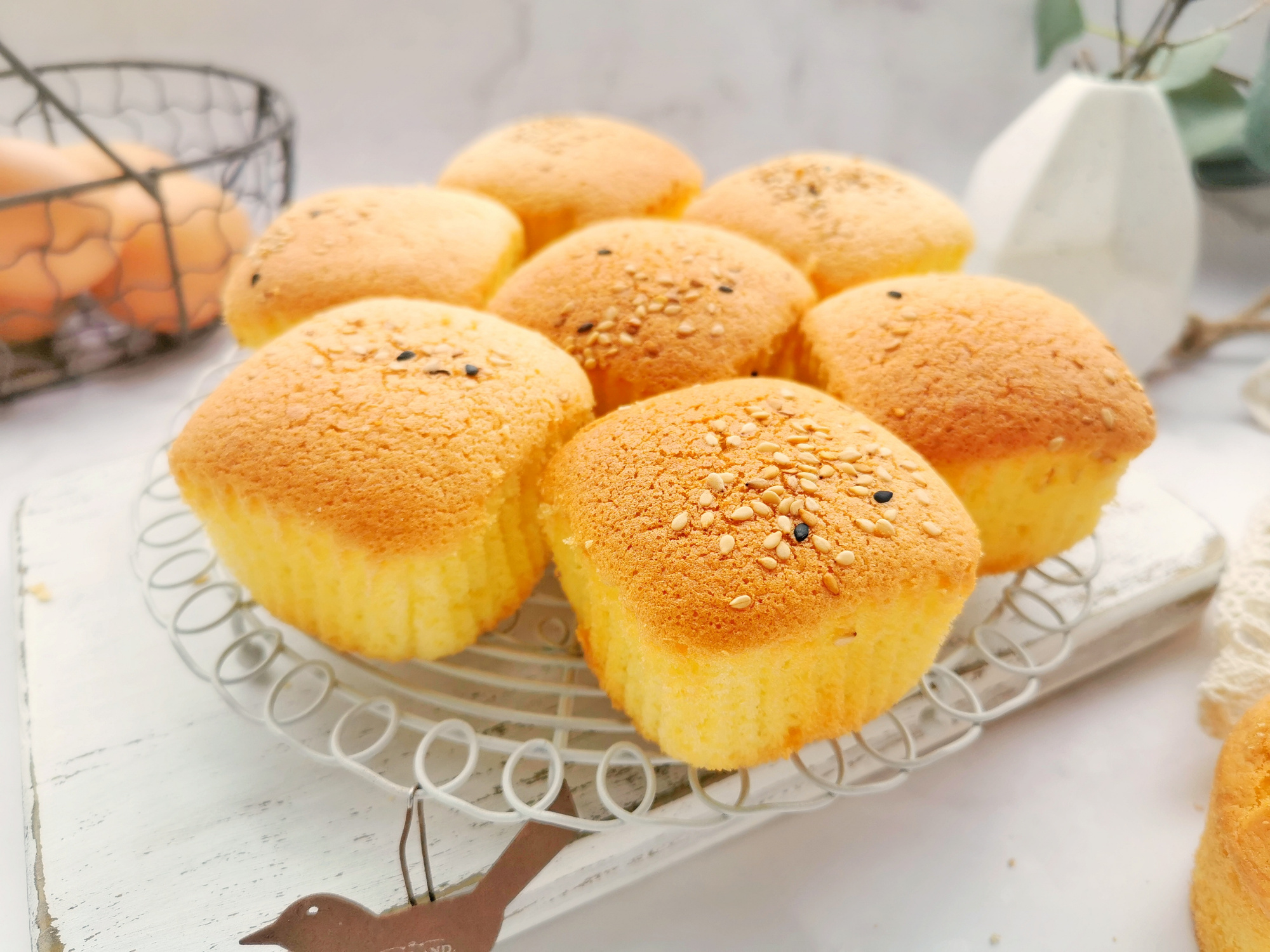 4个鸡蛋,1碗面粉,教你做老式鸡蛋糕,记住3点,不开裂不塌陷