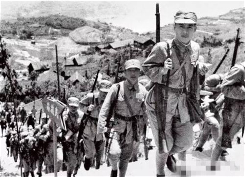 图中是抗日战争时期最艰苦的时刻,解放军战士们不畏艰难的在进行远征.