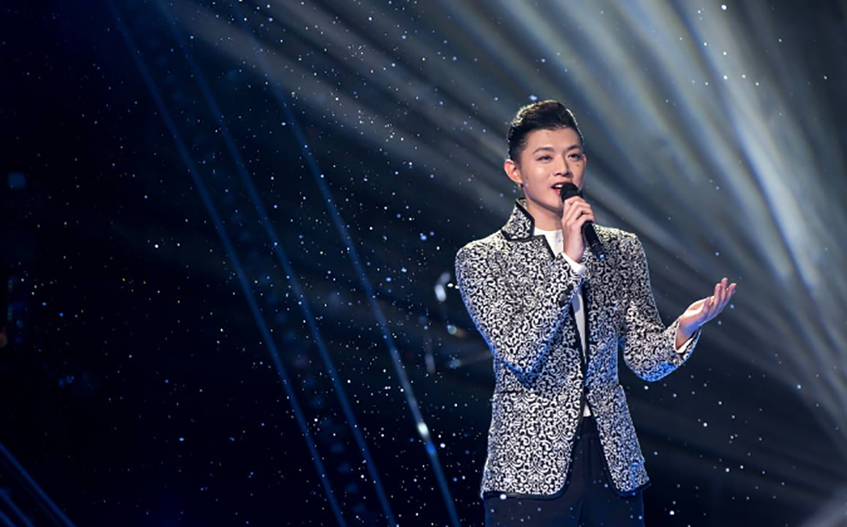 说到霍尊,他出道其实不是在这档《中国好歌曲》中,而是早在2年前就