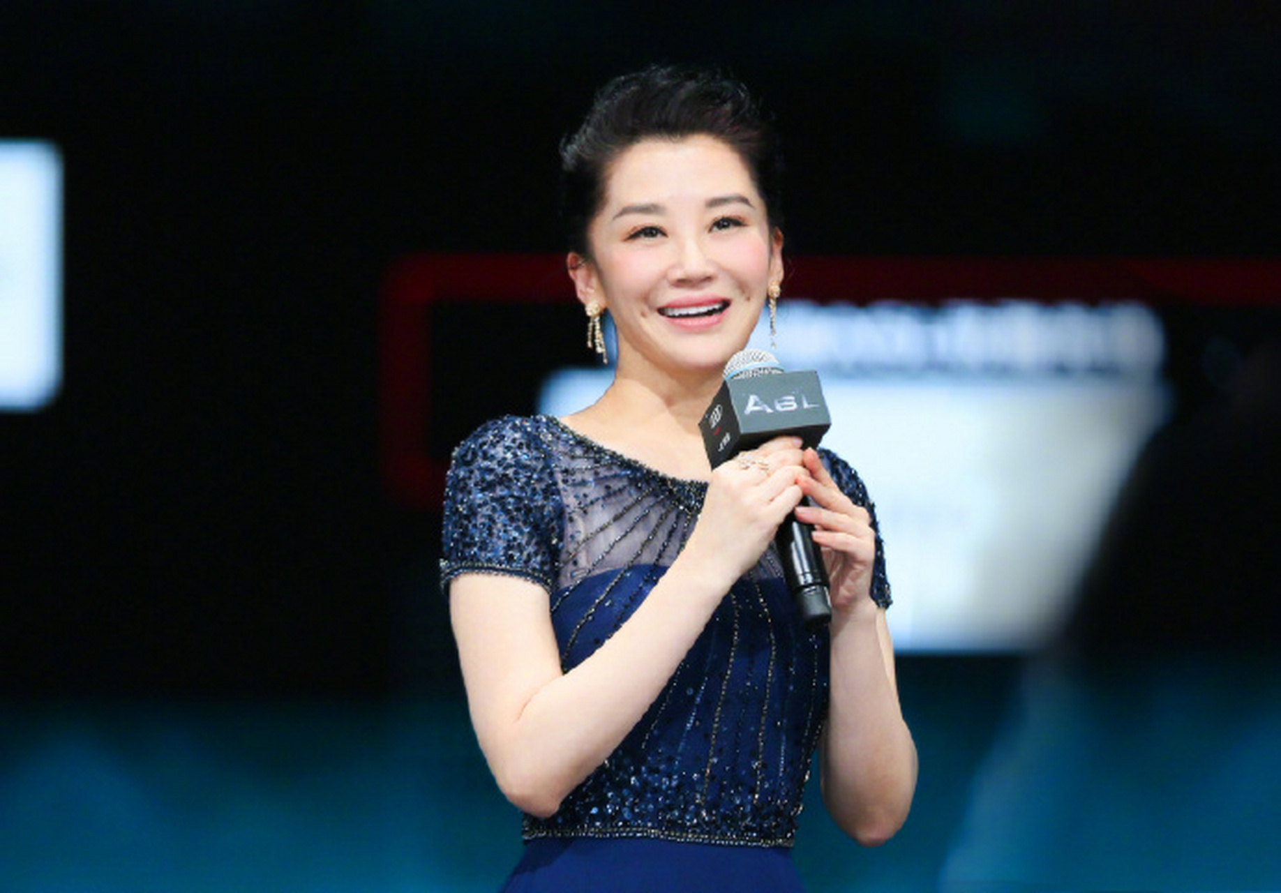 岁月不败美人,许晴一身宝蓝色长裙肤白貌美身姿婀娜,梨涡浅浅百媚生