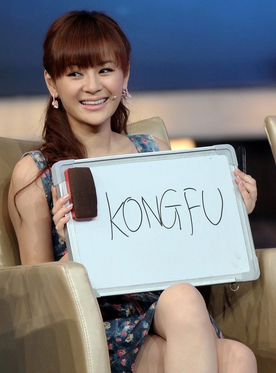 北京首富王靖通过复杂财务操作使信威集团扭亏为盈,但公司财务脆弱