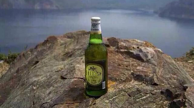 老板娘,来箱本溪"大绿棒子"!没有?来瓶儿汽水吧!