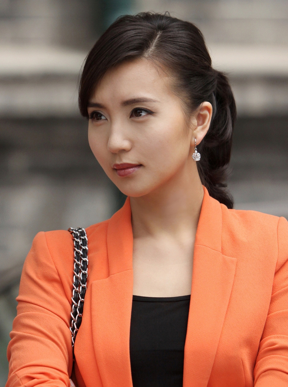 粉红女郎陈好40岁了,白衬衫配西装裤出场,气质出众不老女神