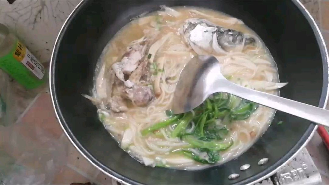 周末煮一碗鱼头米线,奶白的汤,米线很筋道!美味哦