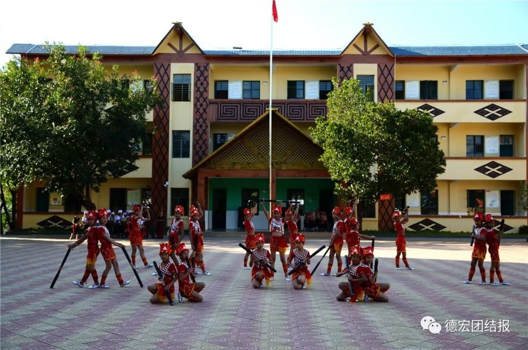 《大青树下的小学》入选小学课文,讲的是德宏这个地方