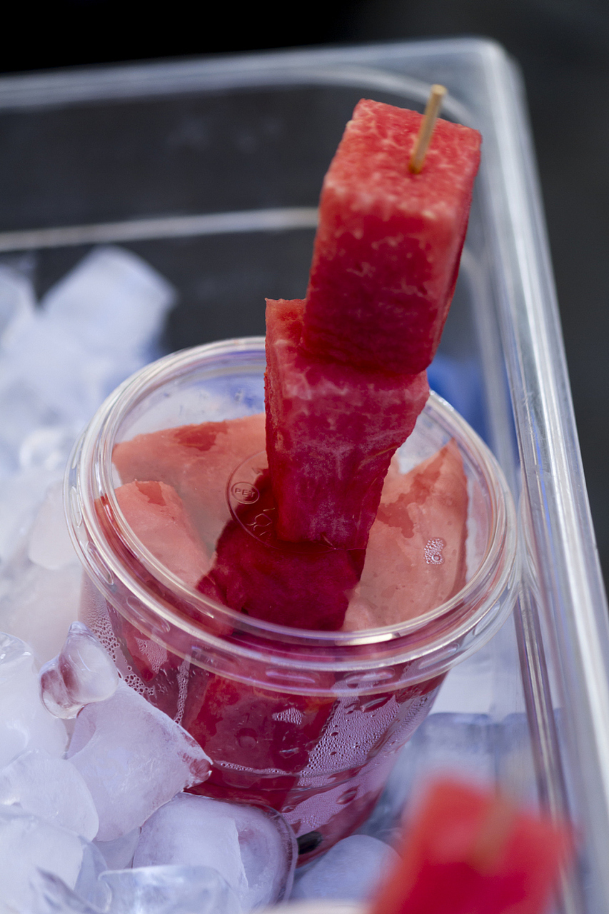 西瓜罐头制作方法:1. 腌制:将西瓜切块,加入盐水或糖浆中腌制.2.