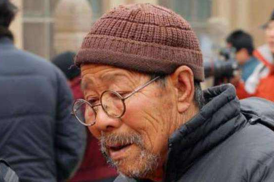 老人身上为何容易有味?40岁后做好3件事,拒绝做有味道的人