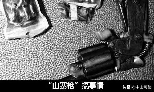 见躲无可躲,张治成心一横,跳出车举枪就打.呯,1名联防队员被打倒