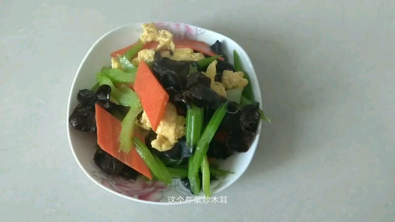 芹菜炒木耳,又脆又香,做法简单,经济实惠的家常做法