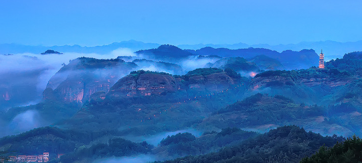 游人旅行方岩山,可看到群山连绵,云雾缥缈等美景