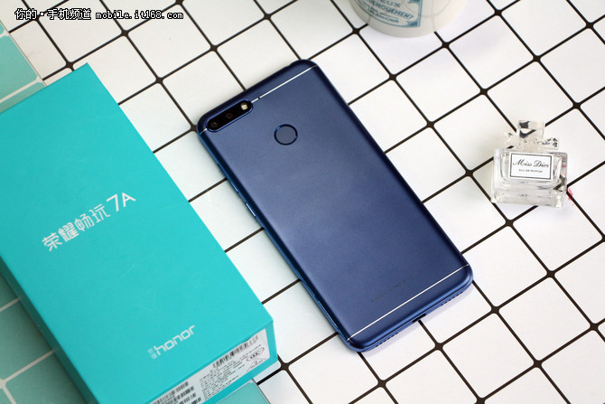799元刷新全民屏价格底线 荣耀7a正式发布