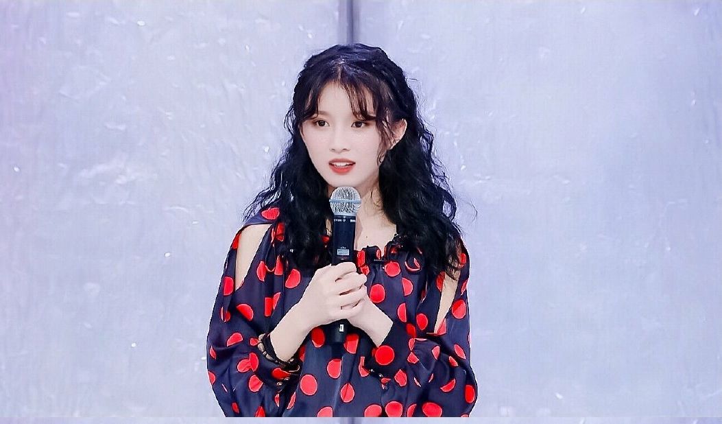 佛系女孩洪一诺神似80年代香港女星,网友评论:还是她最好看