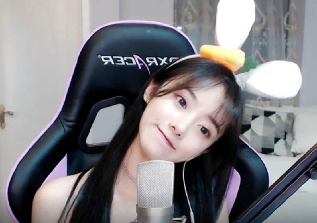 lol:余霜被评为lpl最美主持人,可是他却遭到了网友们的针对