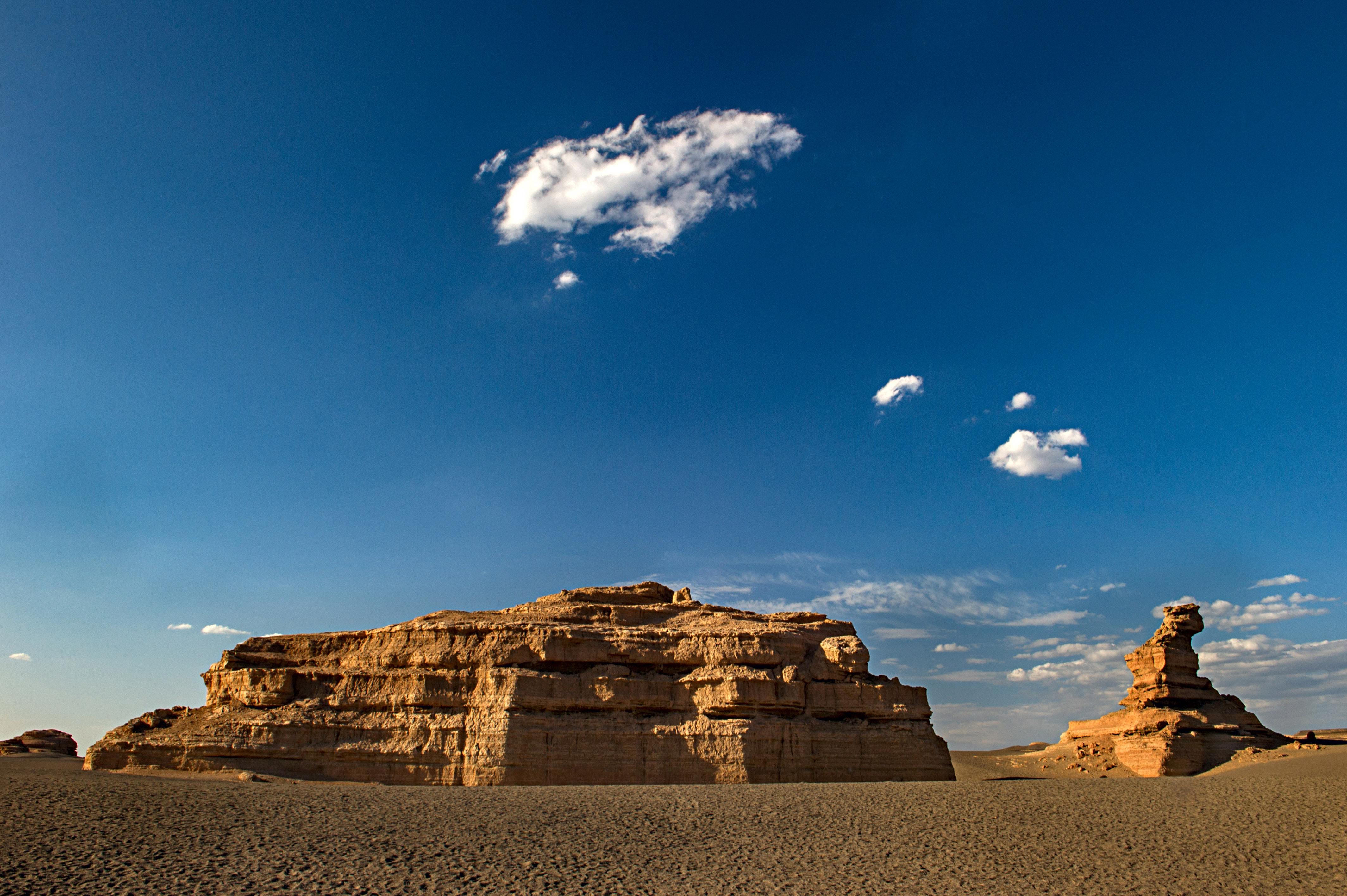 敦煌鸣沙山,绝美的沙丘风情,露营看星空也是绝佳体验