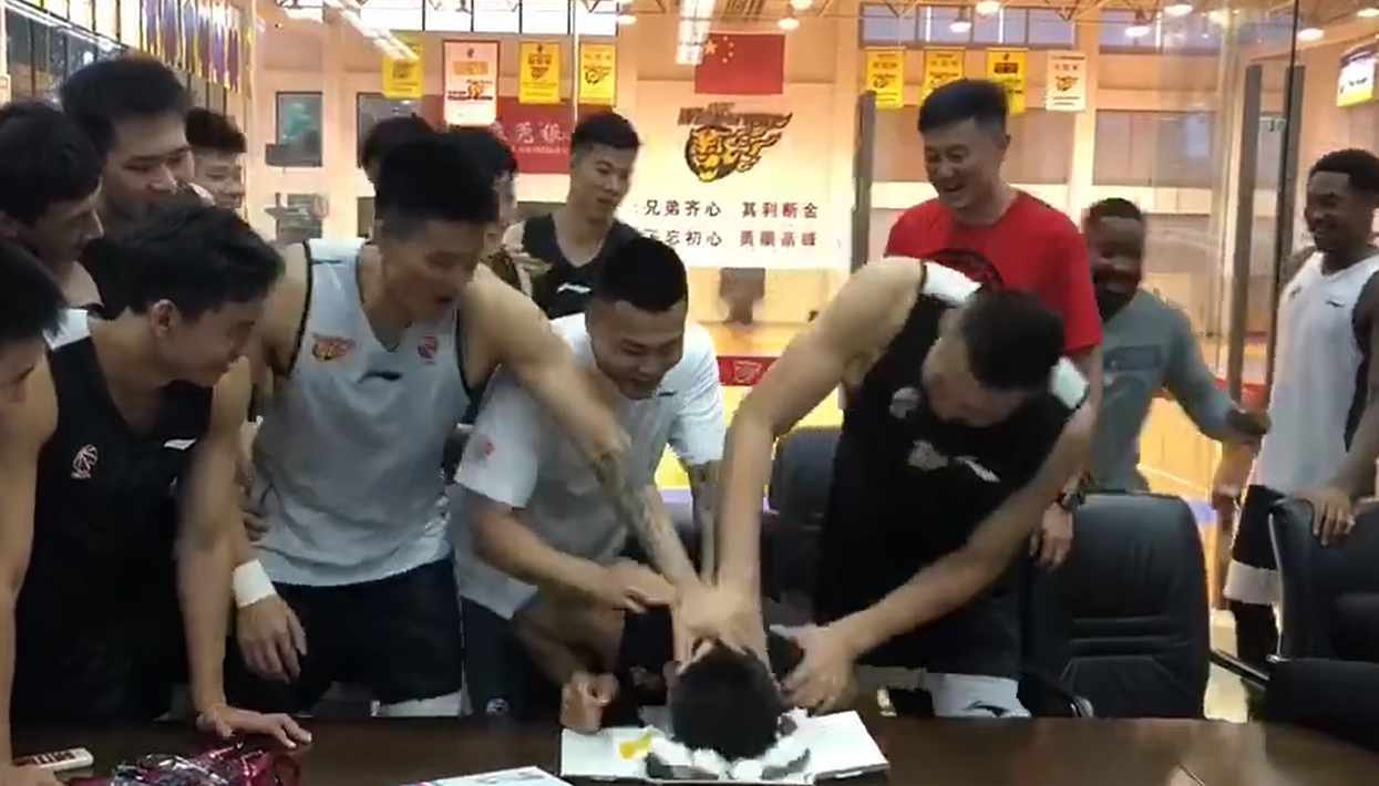 赵睿兑现诺言,阿联生日遭拍蛋糕,宏远氛围