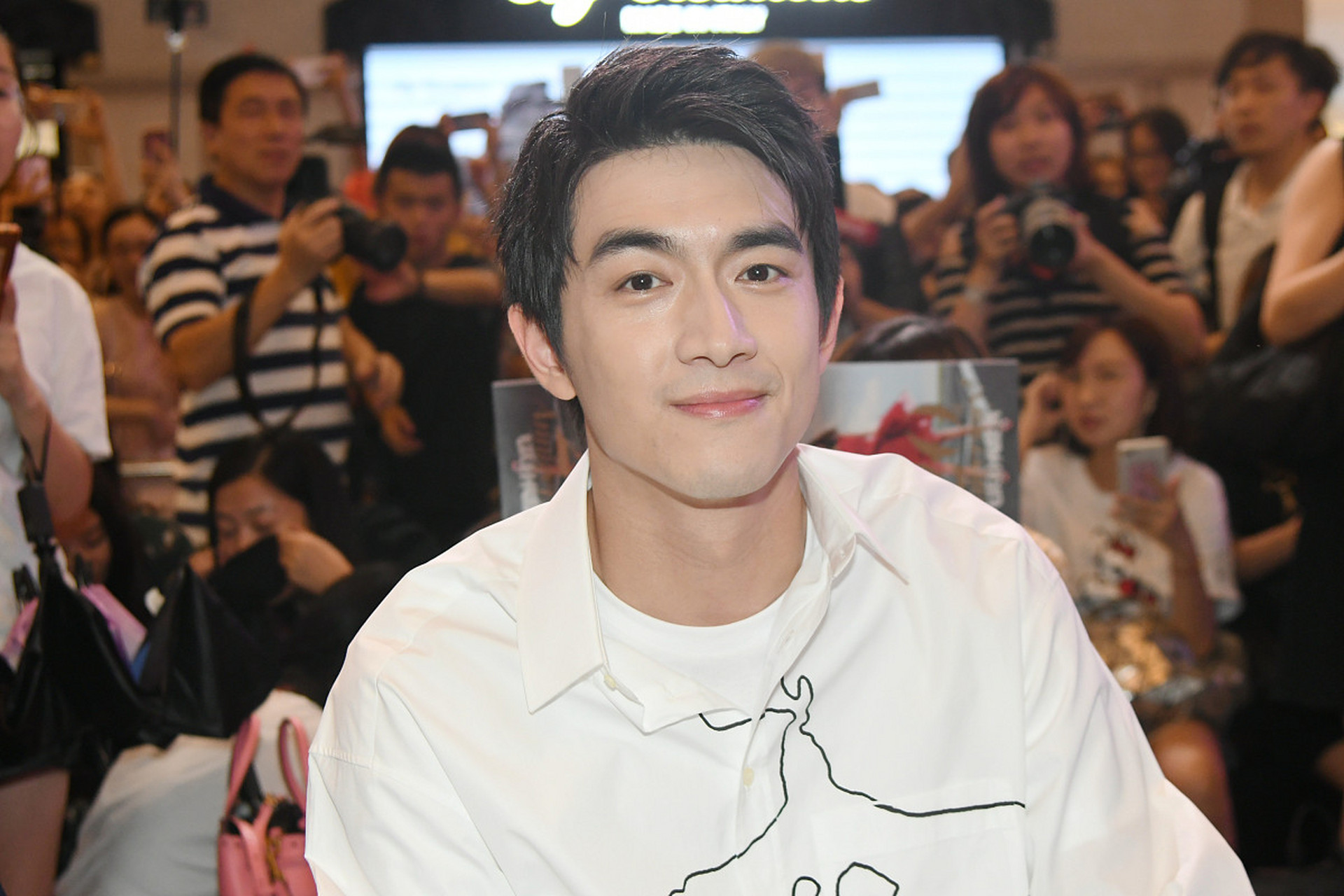 媒体拍到林更新与女友甜蜜逛街,一起看看两人的恋爱故事吧.