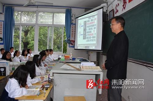 教育的痴心人——记湖南省劳动模范熊小林