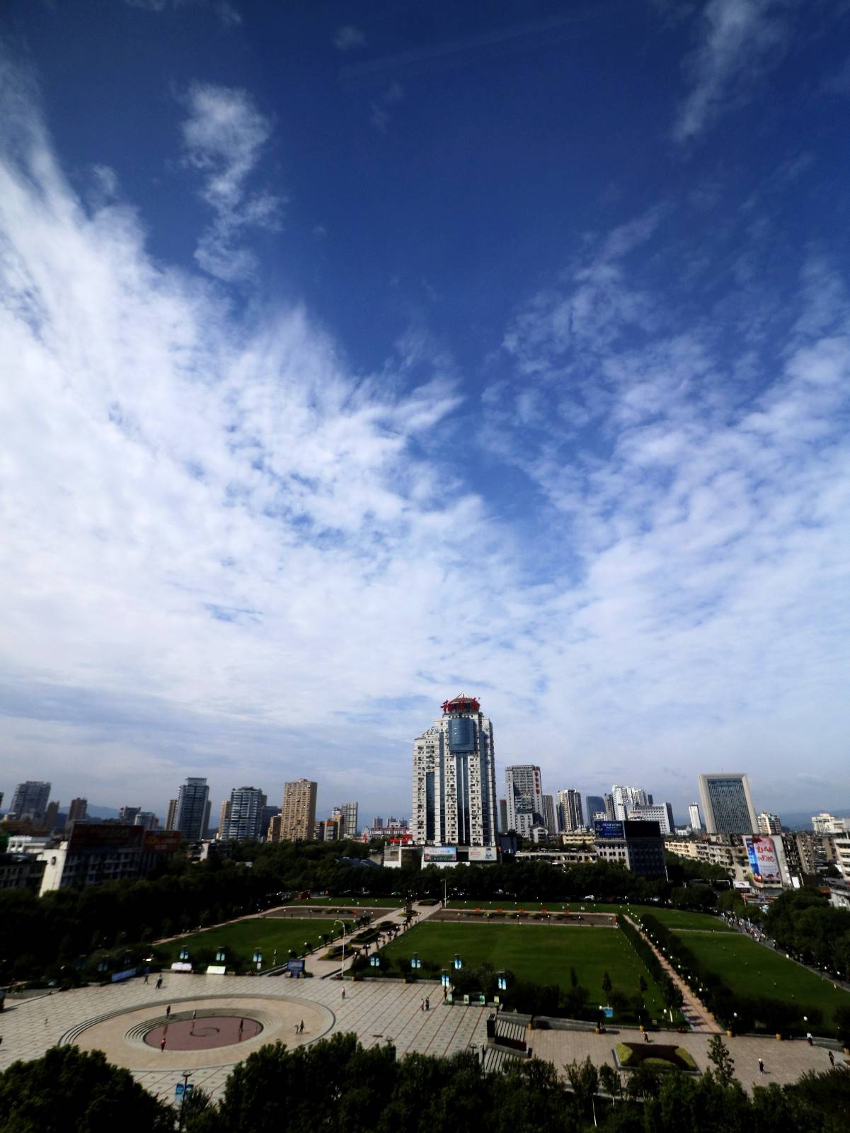 宜昌夷陵广场 群众热闹欢乐多