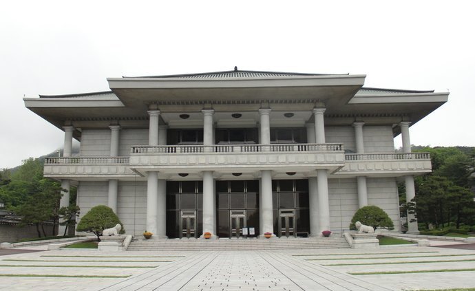 韩国总统府青瓦台,少了些气派威严,反而有种园林的随意清新感