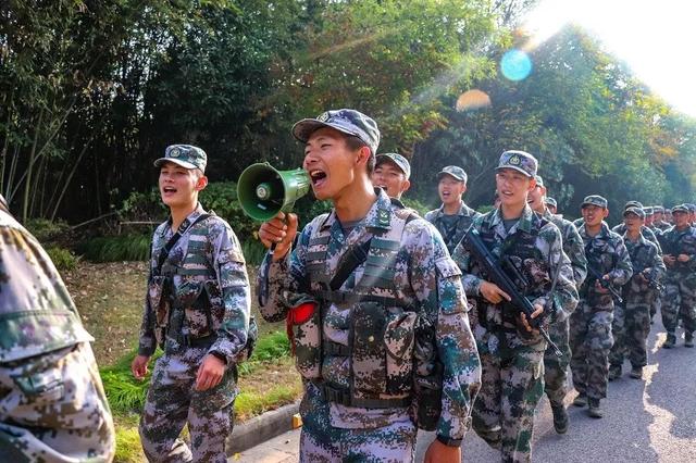 快看!这是新兵第一次拉练