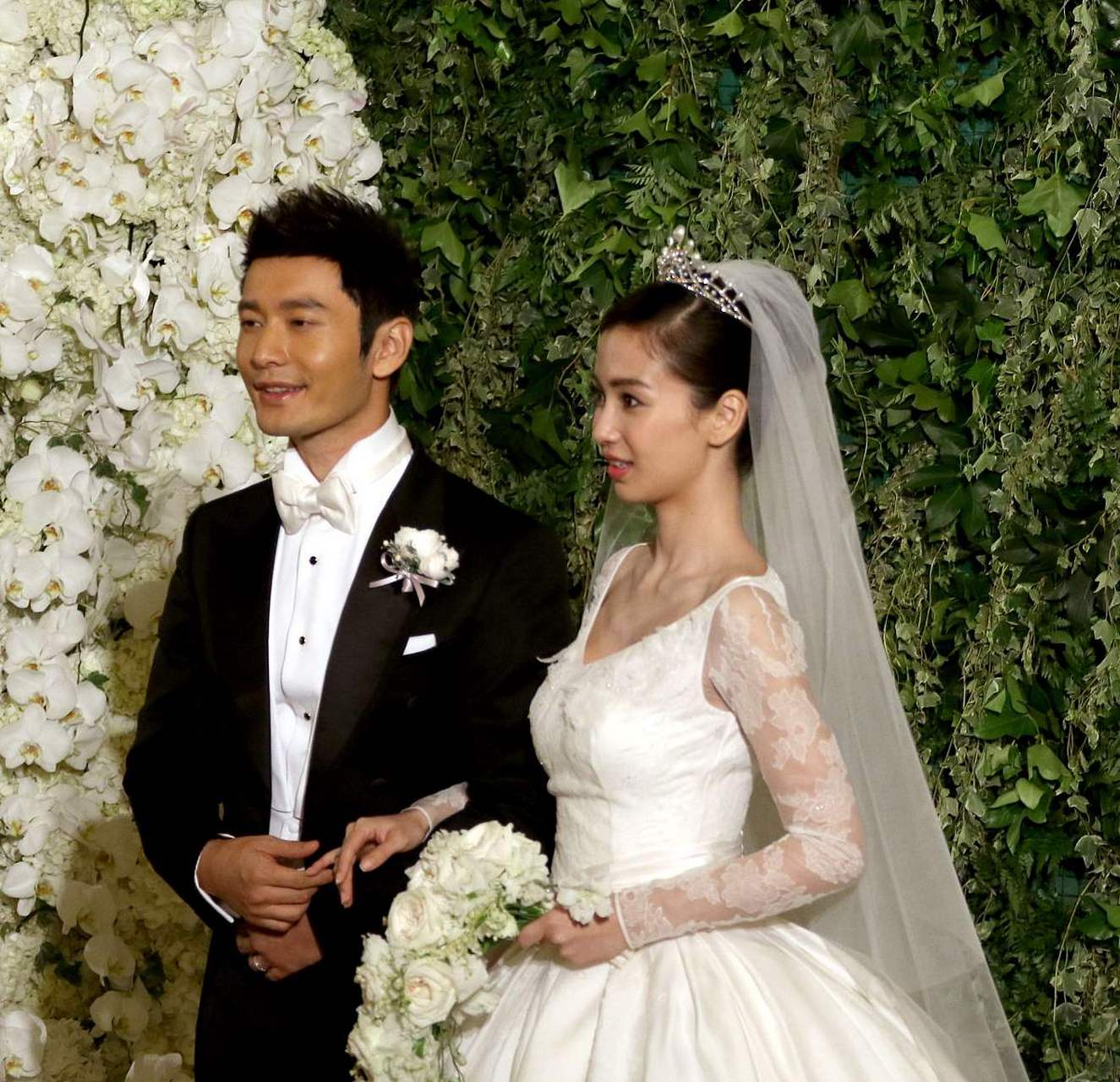 1月6日,angelababy在微博发文回应"插足黄晓明李菲儿"一事,称当初认识