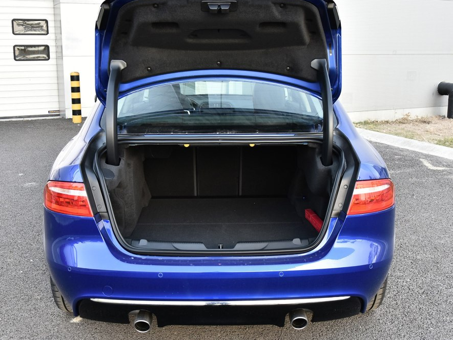 捷豹xel2.0t250ps尊享版,霸气外观,诠释不怒自威的气质