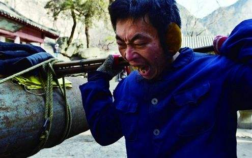 辉说|春天到了,有时间去爬爬泰山,邂逅"挑山工"