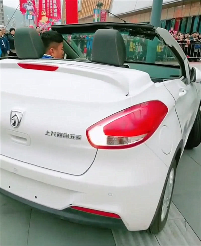 偶遇首辆4万宝骏310敞篷,颜值不输smart,可惜买不到!