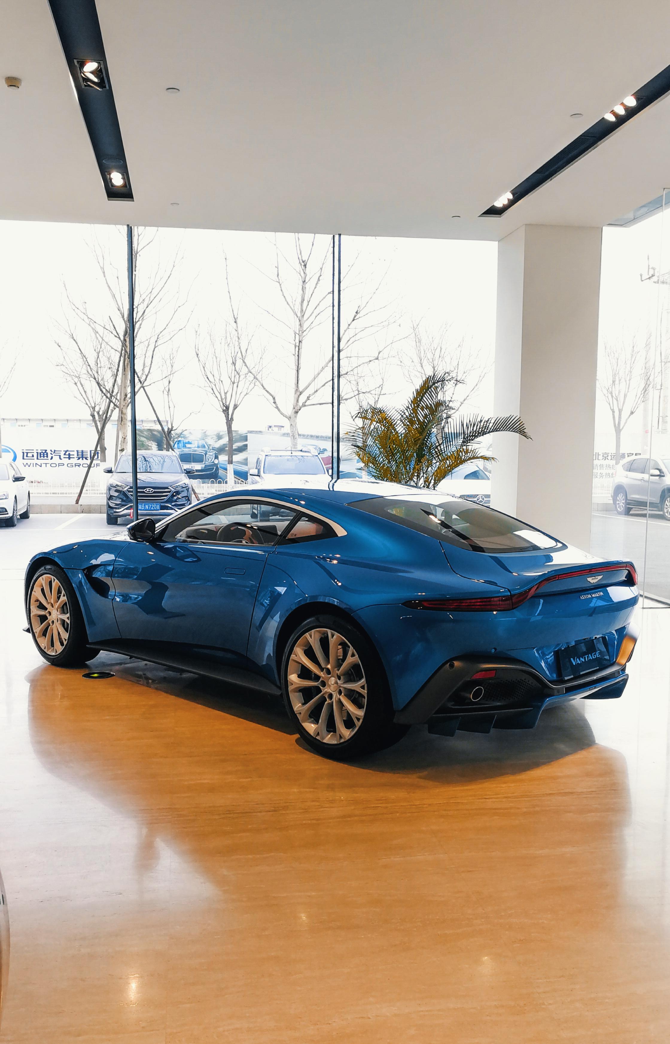 阿斯顿马丁vantage,停在4s店里