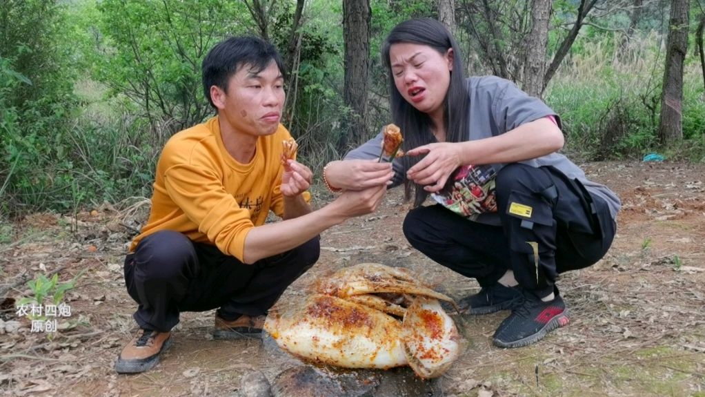 炮哥野外做石板鱿鱼,好不好吃不知道,女友吃得好辣,好过瘾