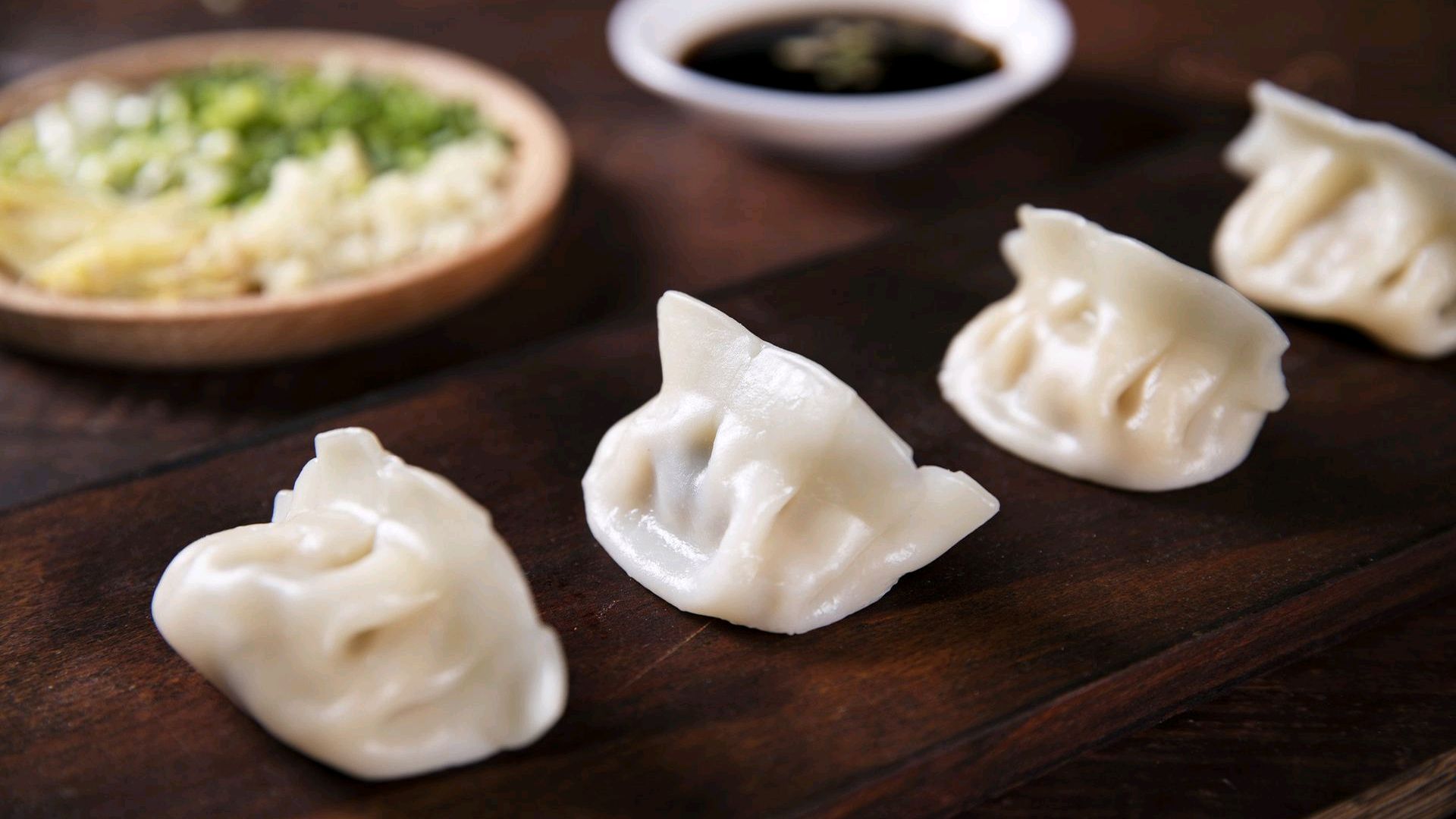 包饺子也有小窍门,快快进来看,好包又好吃!