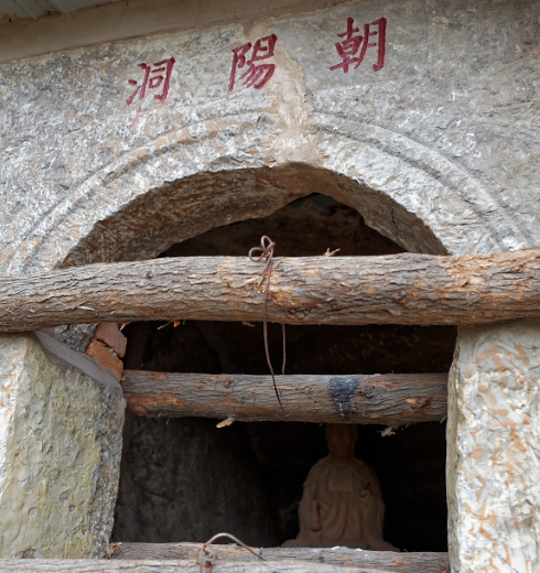 敢在"泰山老奶奶"地盘上另立山头的必是大有来头吧?