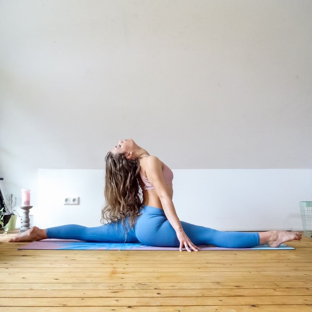 瑜伽精选12式:减脂瘦身,改善形体,练就纤腰细腿,打造柔美女神