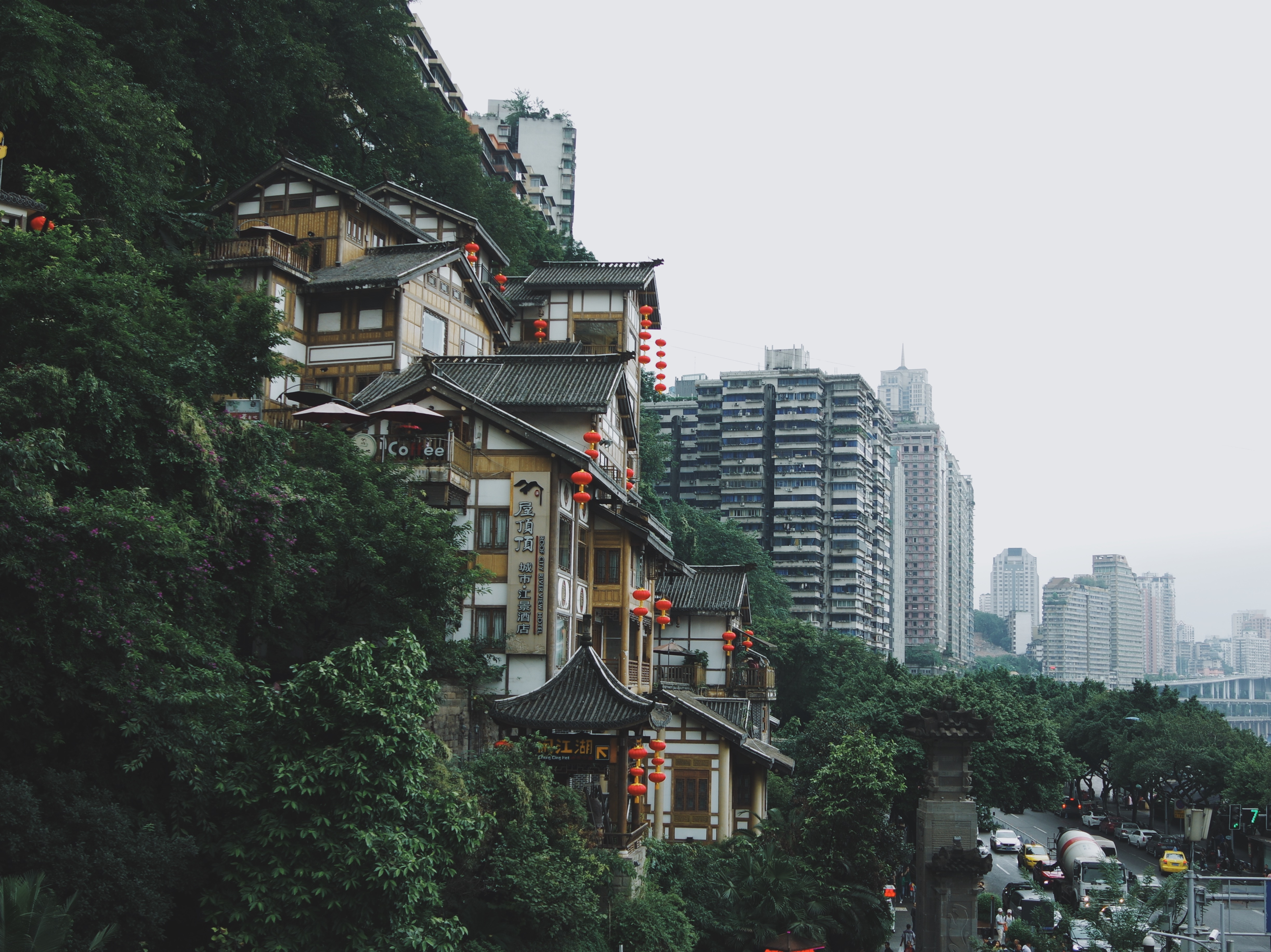 洪崖洞靠山而居,很有格調