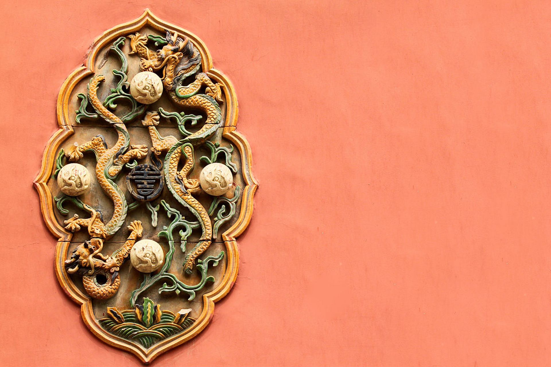 故宫建筑风格以黄色琉璃瓦和雕花为主要特色.