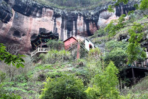 佛教泰寧甘露巖寺,是泰寧最負盛名的巖寺,它隱藏在懸崖峭壁中