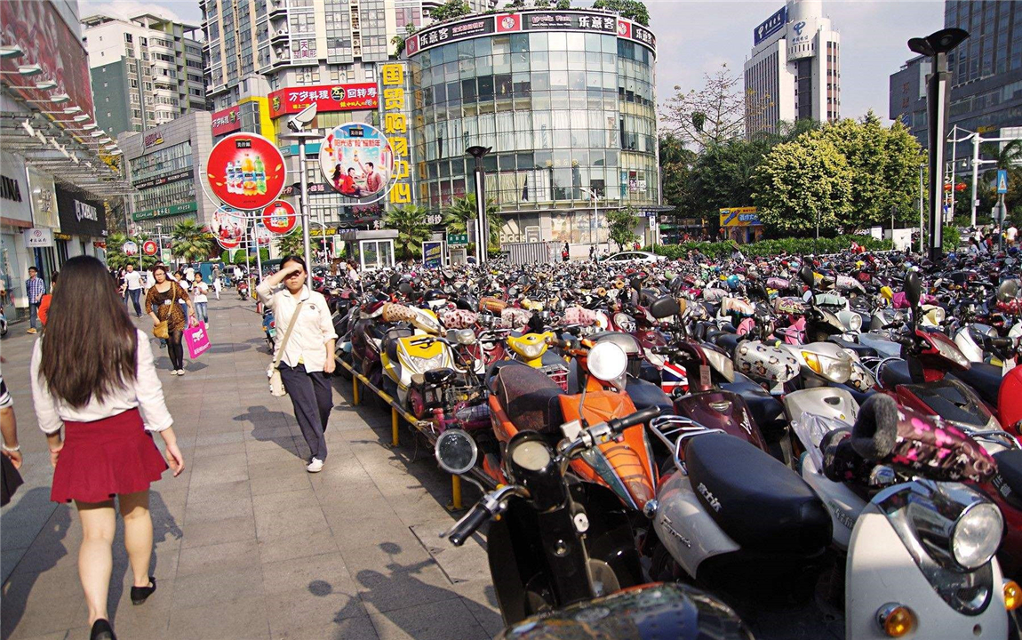 特别是上下班高峰期的时候,等红绿灯的电动车密密麻麻,场面非常壮观.