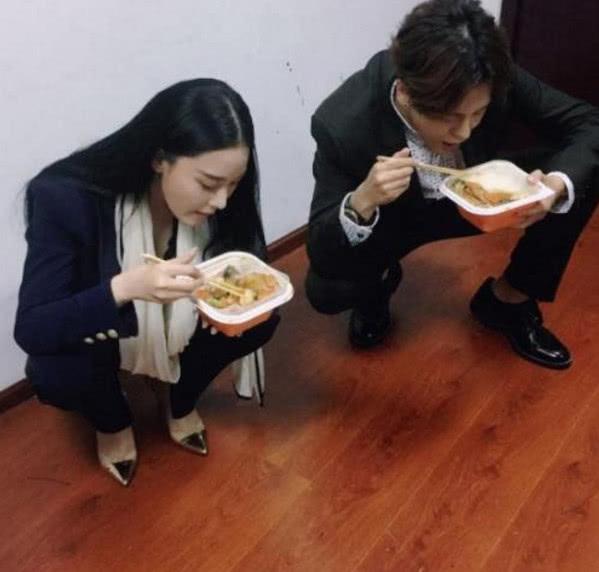 明星片场吃饭:刘德华排队等候,她9菜1汤还不削吃,差距一目了然