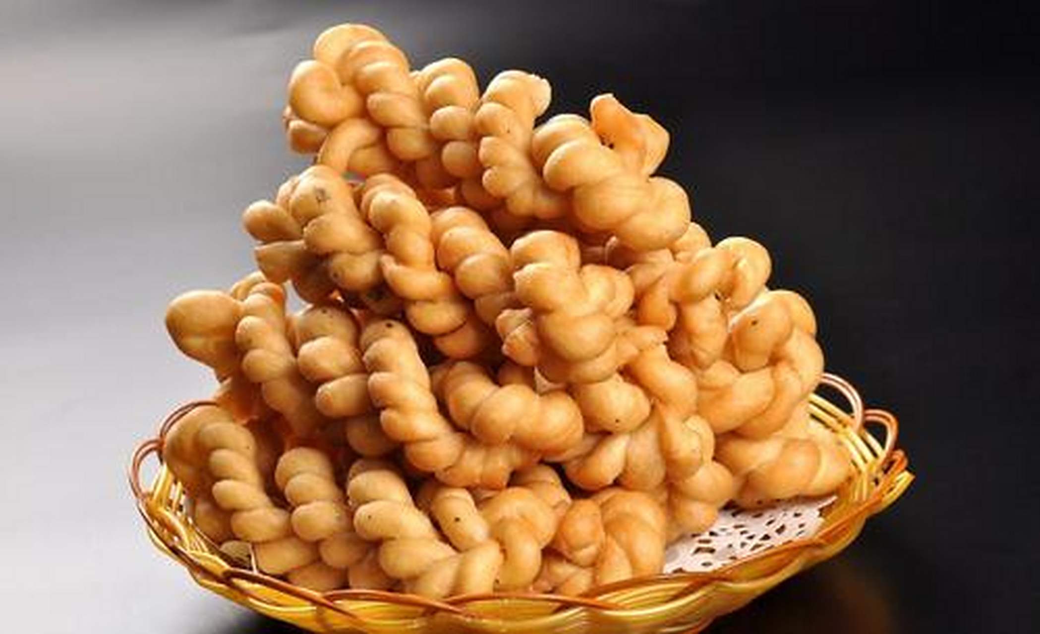 神池麻花是山西省神池县汉族传统名点,色泽金黄,香甜酥脆,根大股匀.