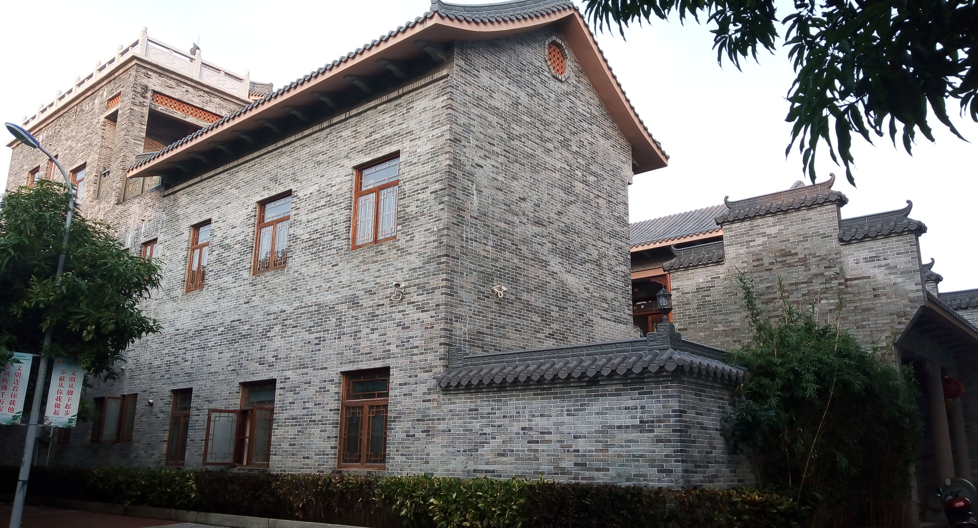 来广东吴川市吴阳镇蛤岭村看看,很多村民的楼房都建得不错