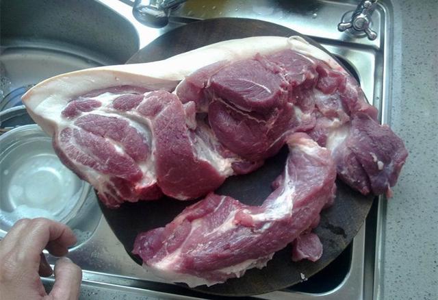 母亲生病,妻管严儿子不敢给钱,只留下二斤猪肉,打开后傻了眼