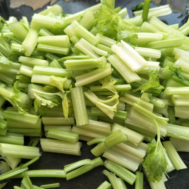 八带炒芹菜的做法,鲜香肥美,脆嫩爽滑,快收藏了!