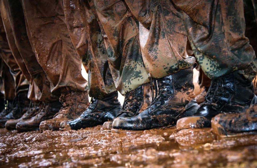 2016年6月22日,在泥潭中开展战术训练中,官兵浑身沾满黄土泥巴.
