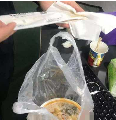 美女點外賣發現湯灑了,正準備差評,看見袋子裡的