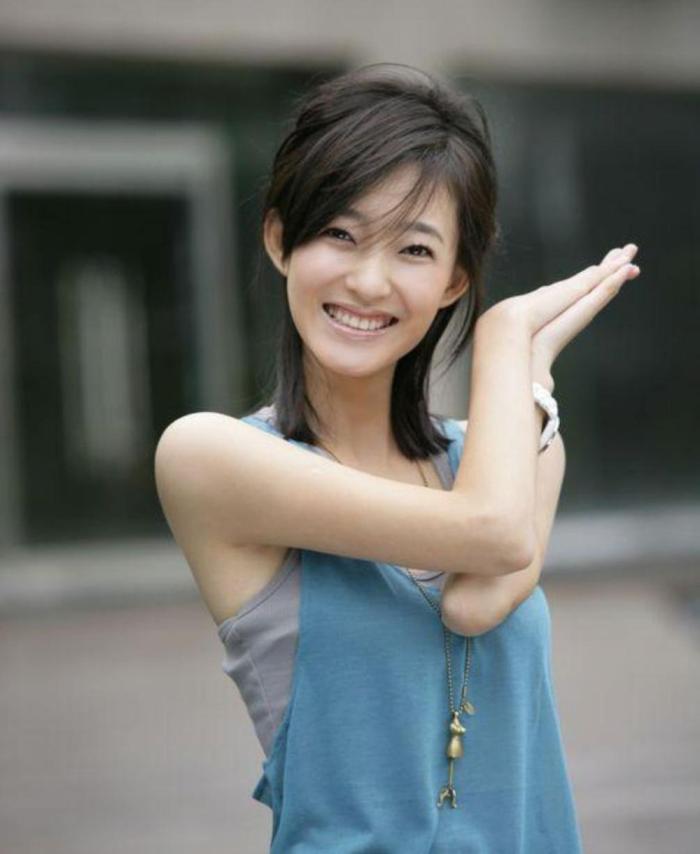 王丽坤,年轻干练的样子 2008年,出演个人首部电影《八十一格》