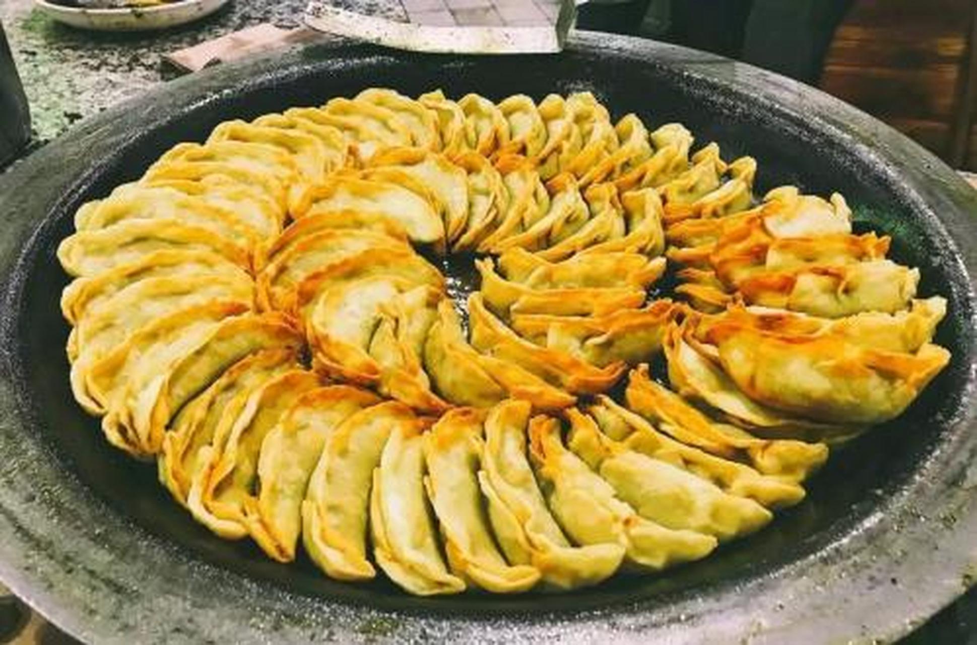 城市身边事#【池州美食】锅贴:中国著名的传统小吃,属于煎烙馅类的小