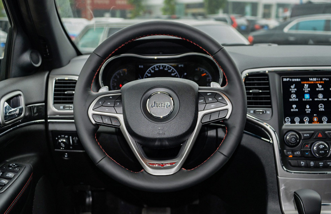 进口jeep大切诺基方向盘设计感很好,轻便灵活指向性很不错,要多少就给