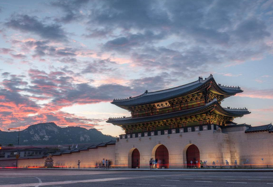 光华门之于韩国好比天安门之于中国,天安门罩着故宫,而光华门则罩着